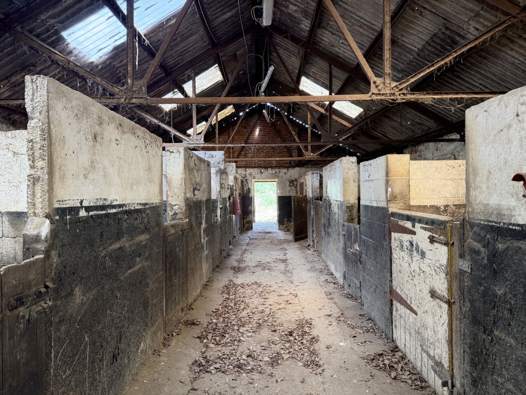 Lot: 68 - MIXED USE SITE WITH PLANNING COMPRISING TEN ACRES ADJACENT GATWICK AIRPORT - Internal view of stables